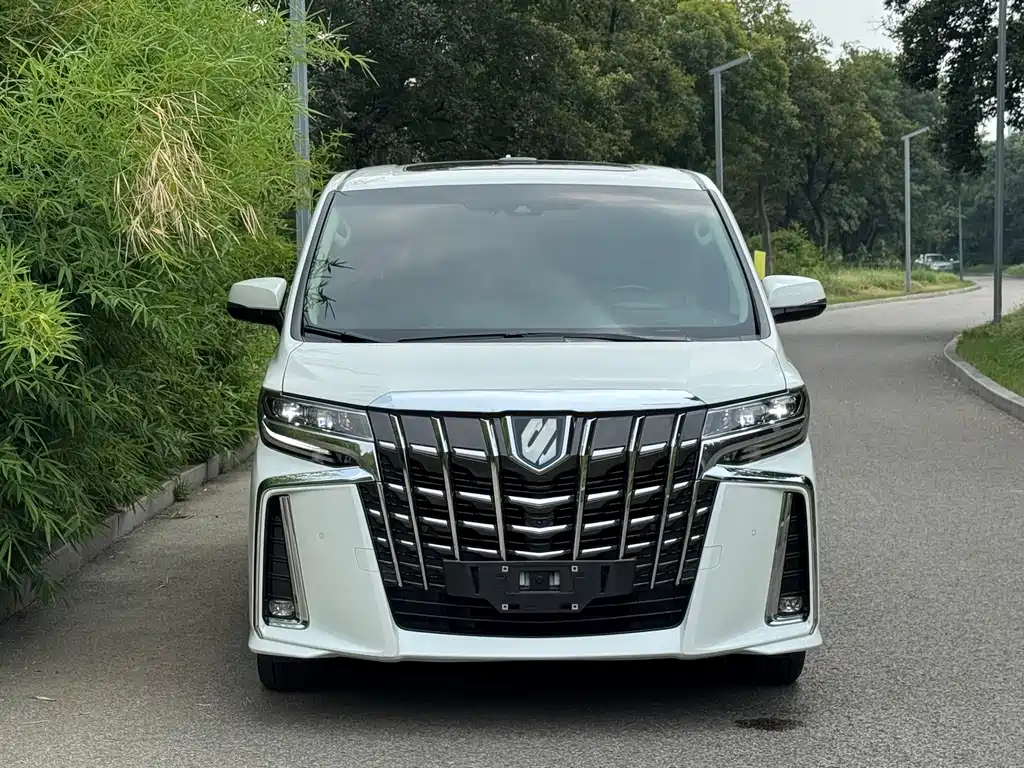 Toyota Alphard — фото 2
