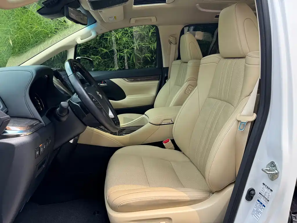 Toyota Alphard — фото 4