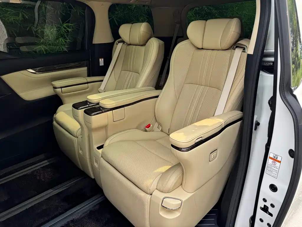 Toyota Alphard — фото 5