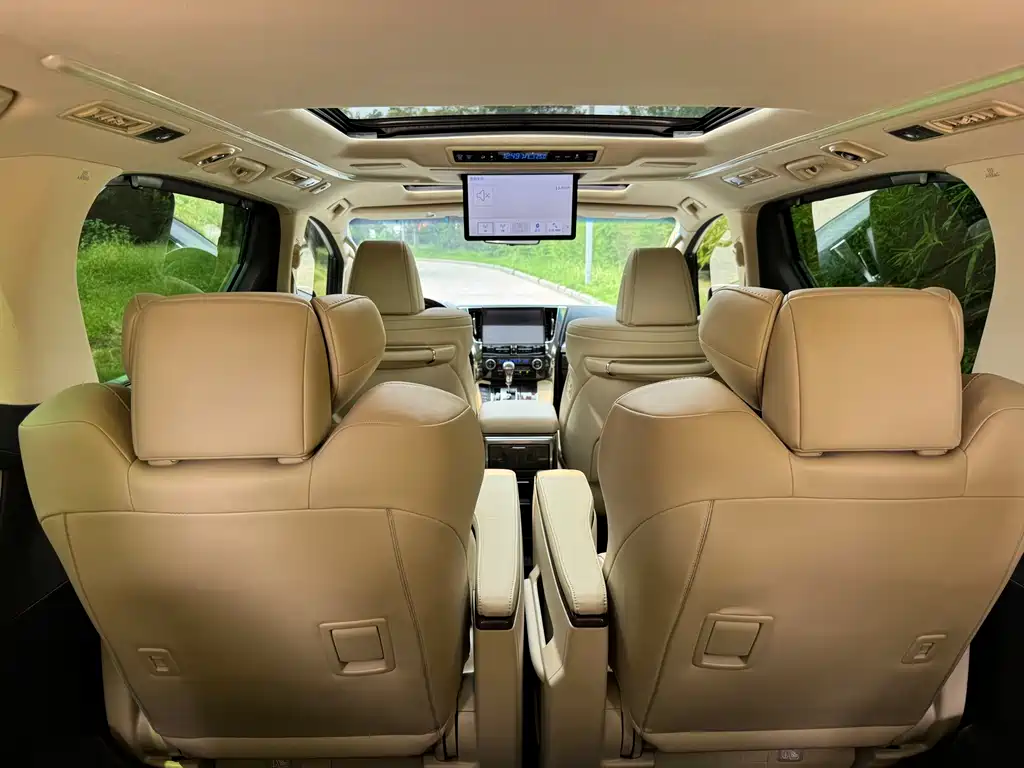 Toyota Alphard — фото 10
