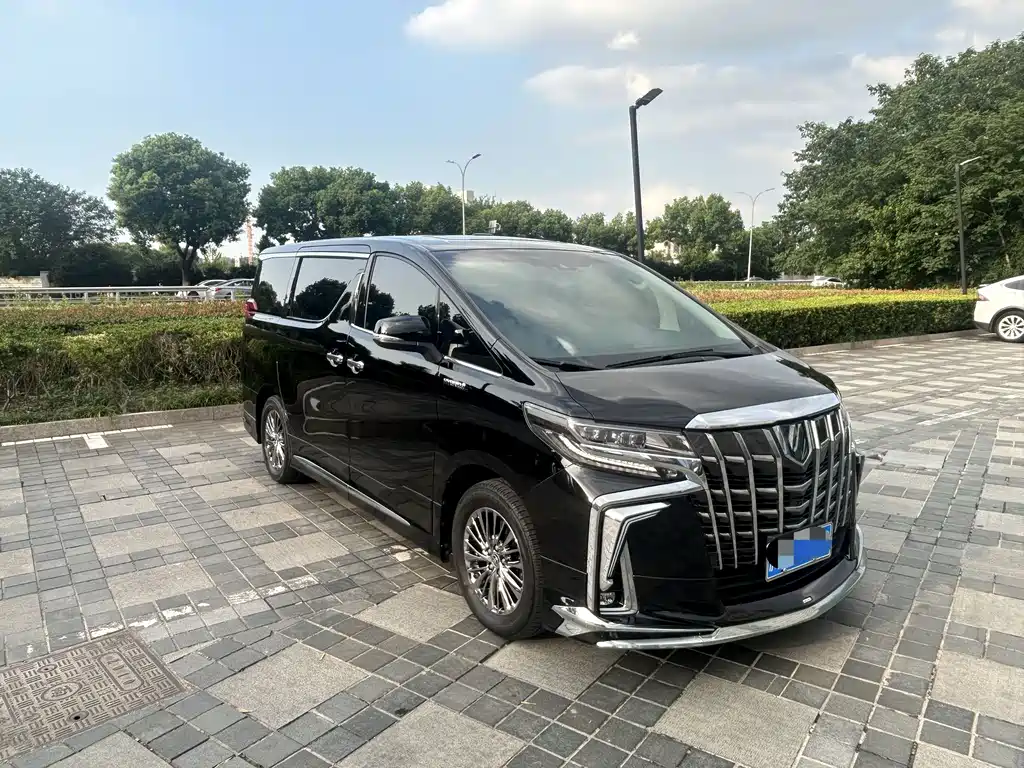 Toyota Alphard — фото 2