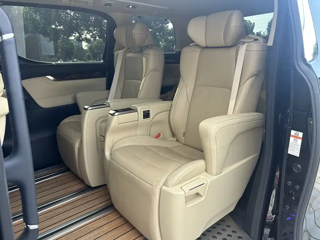 Toyota Alphard — фото 12