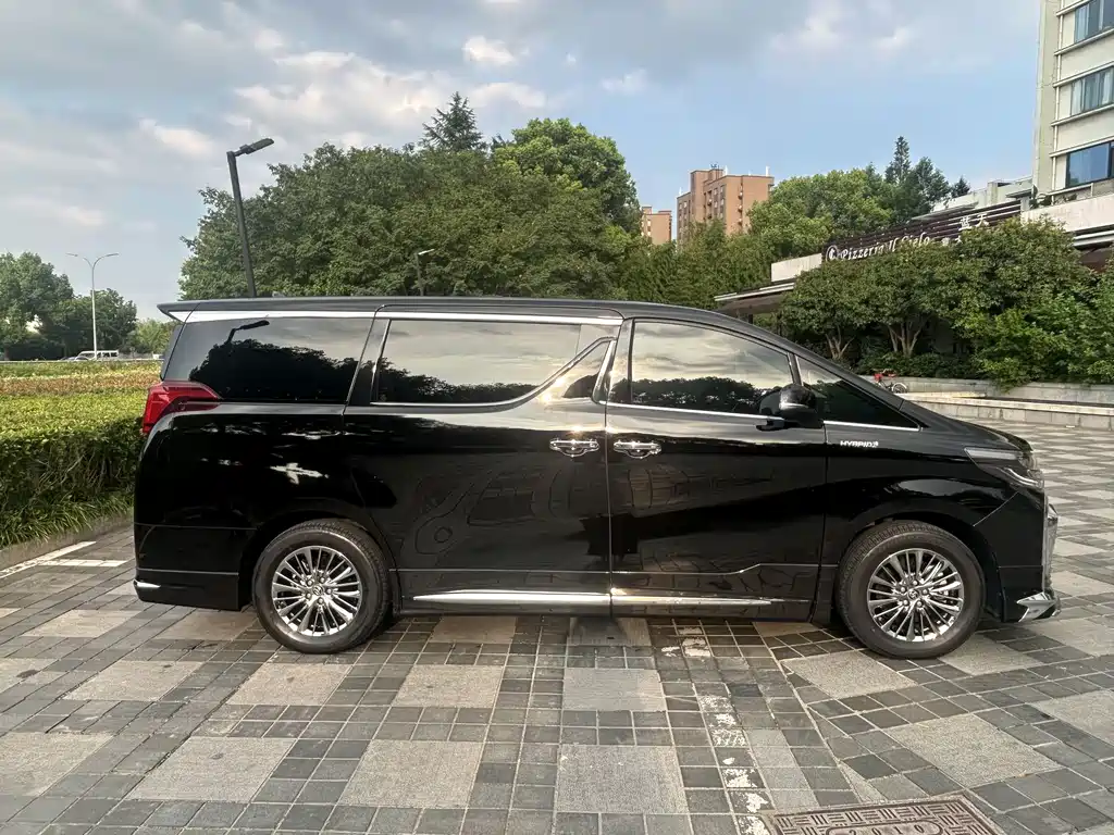 Toyota Alphard — фото 4