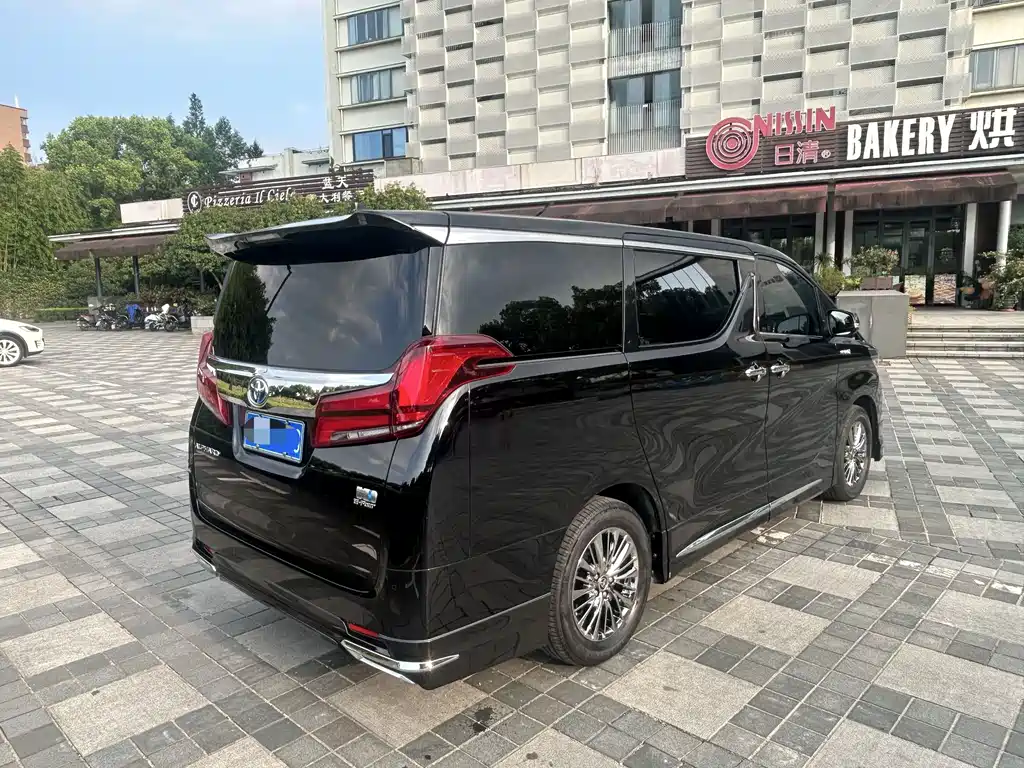 Toyota Alphard — фото 5