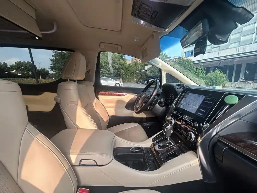 Toyota Alphard — фото 8