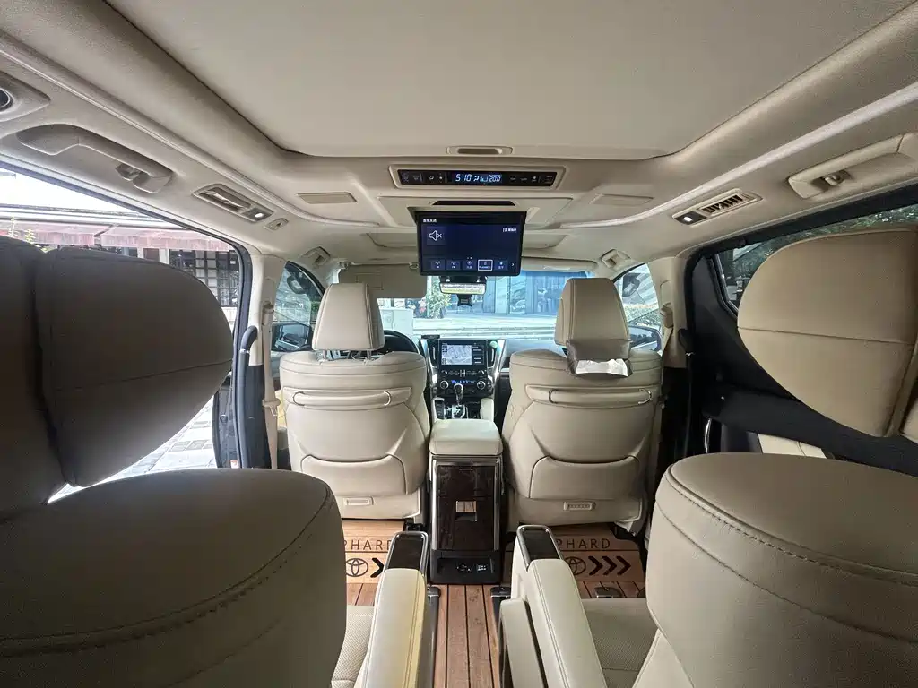 Toyota Alphard — фото 9