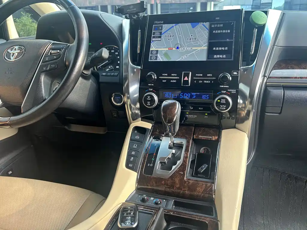 Toyota Alphard — фото 10