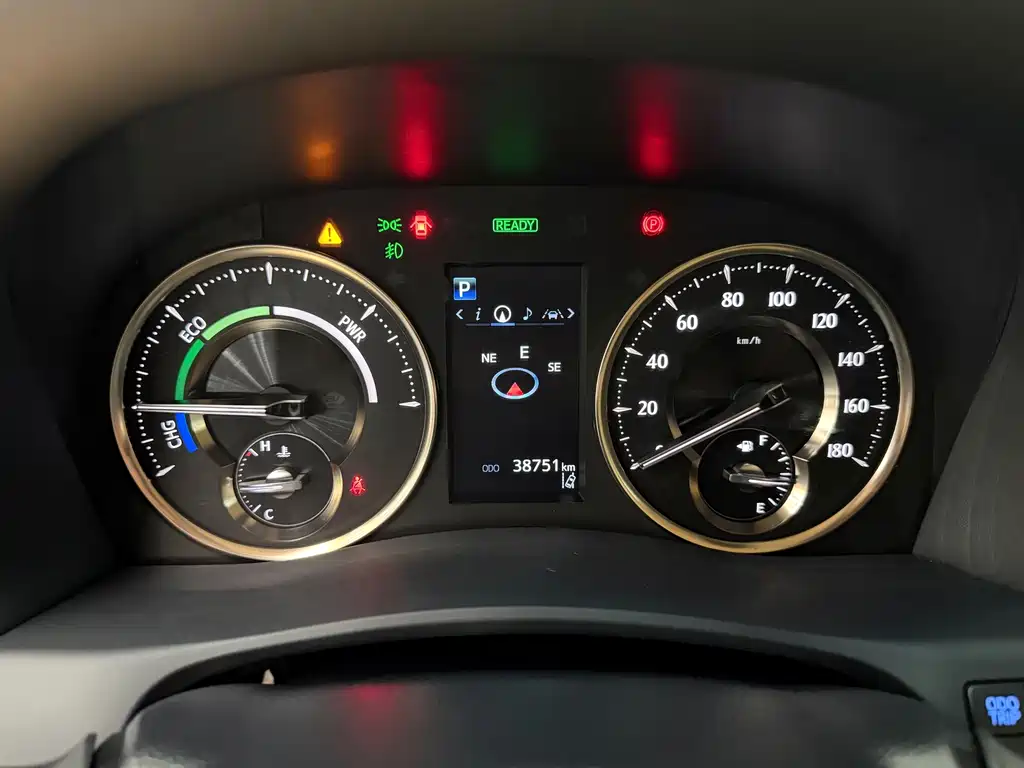 Toyota Alphard — фото 17