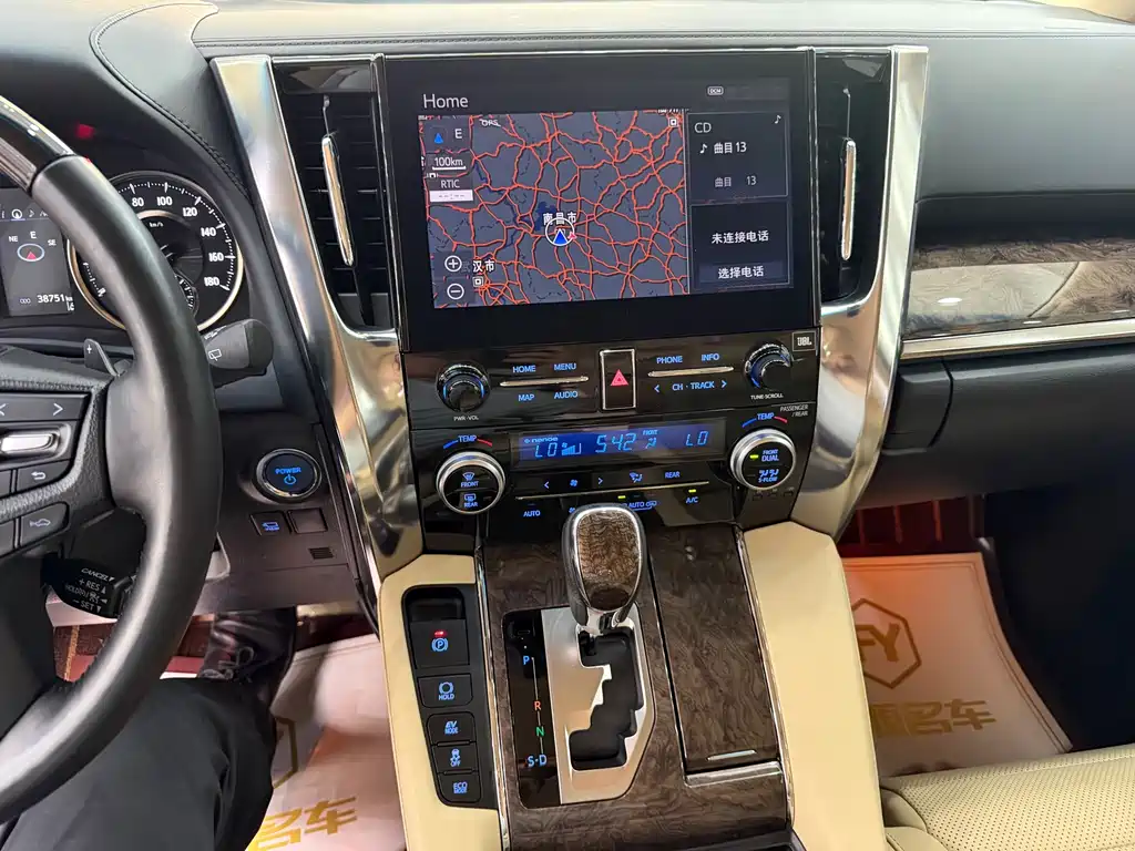 Toyota Alphard — фото 18