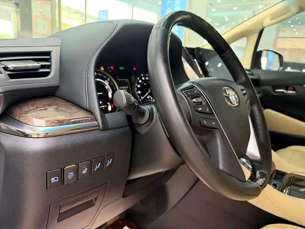 Toyota Alphard — фото 20