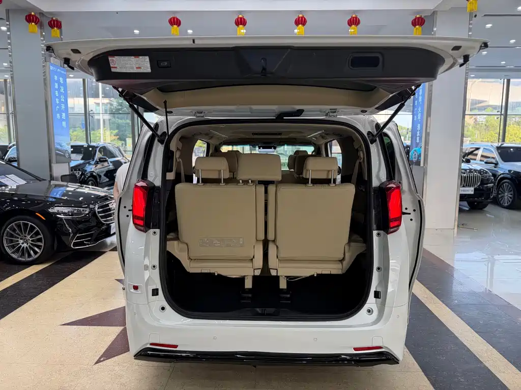 Toyota Alphard — фото 21