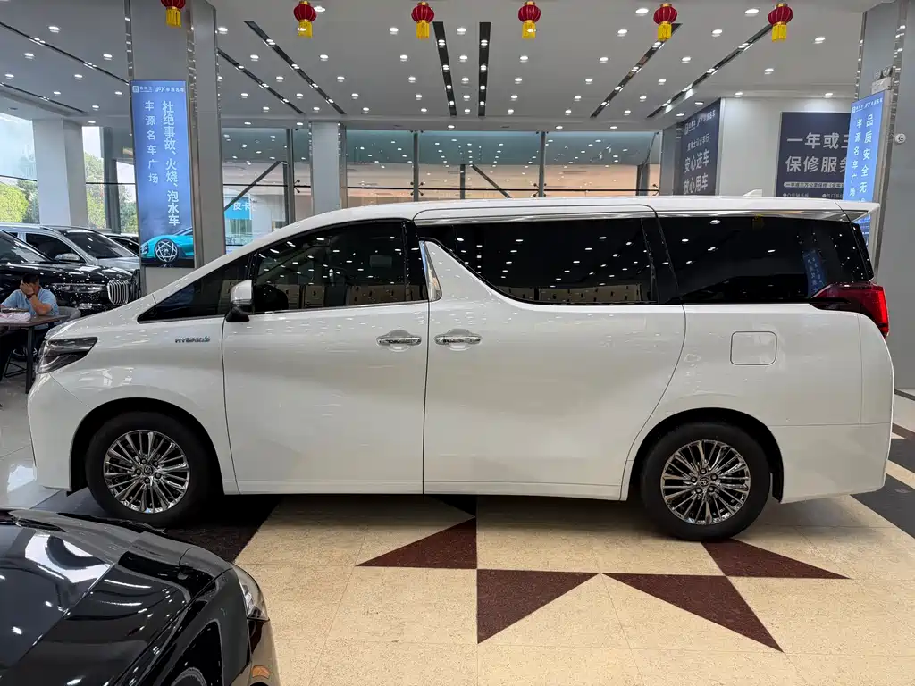 Toyota Alphard — фото 26