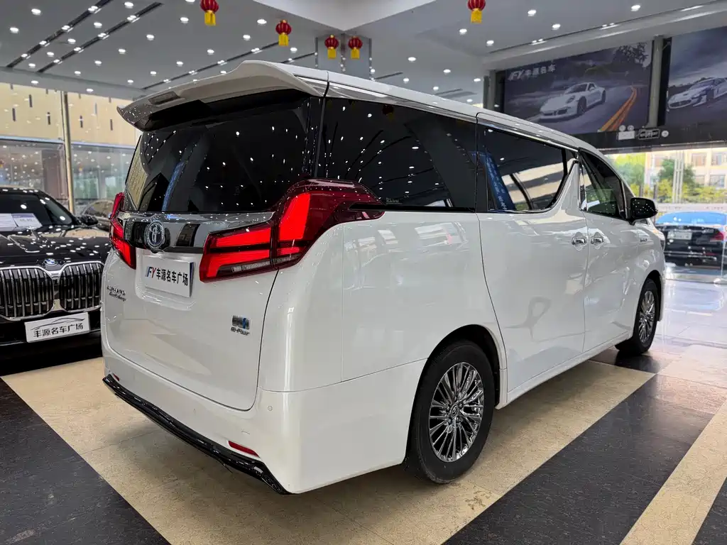 Toyota Alphard — фото 27