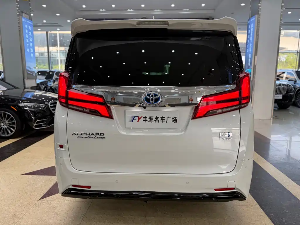 Toyota Alphard — фото 28