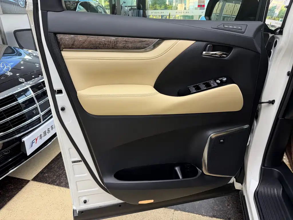 Toyota Alphard — фото 5