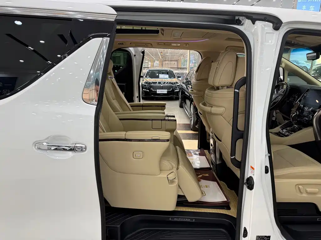 Toyota Alphard — фото 9