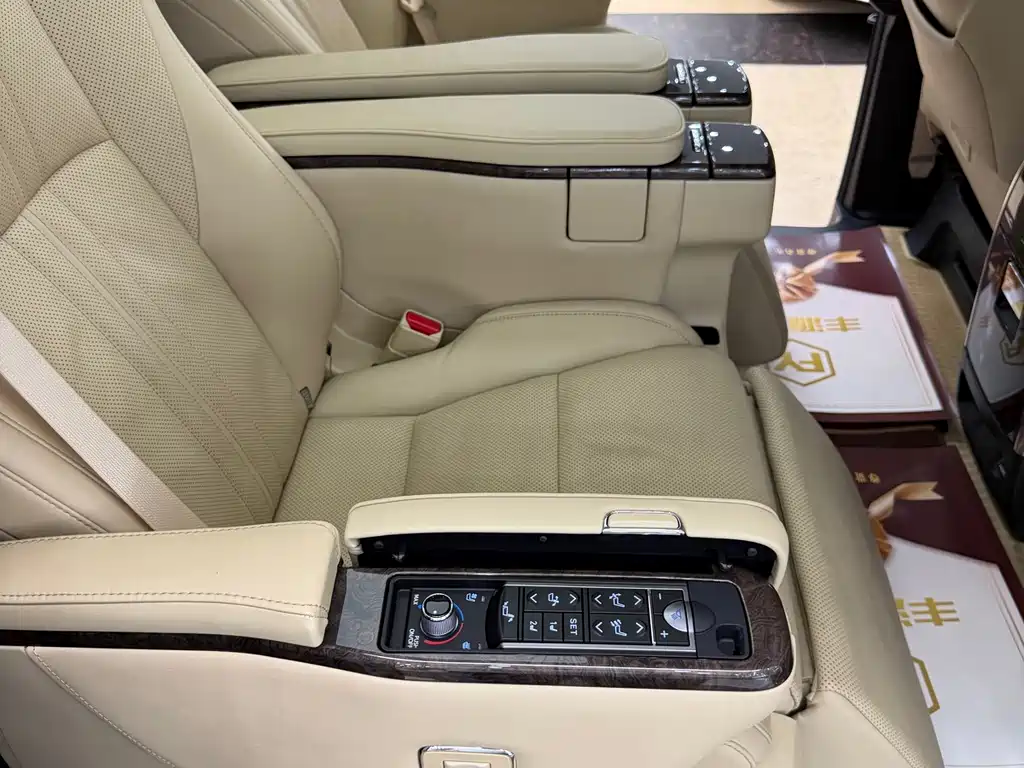 Toyota Alphard — фото 10