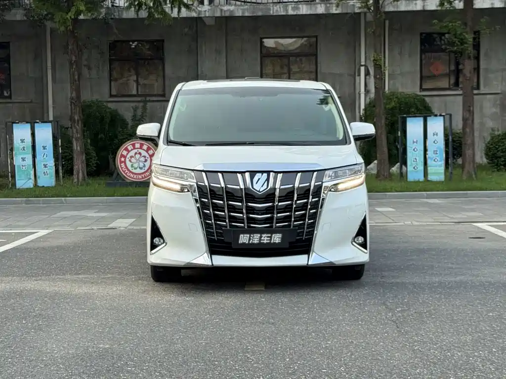 Toyota Alphard — фото 2