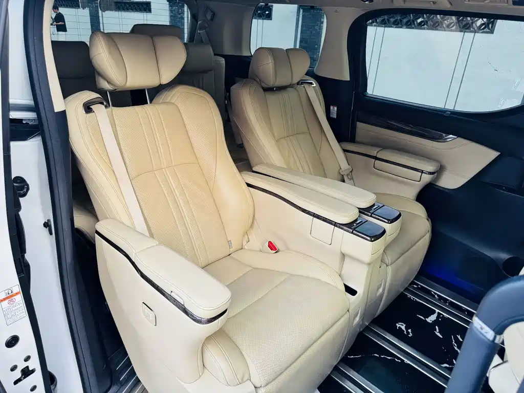 Toyota Alphard — фото 11