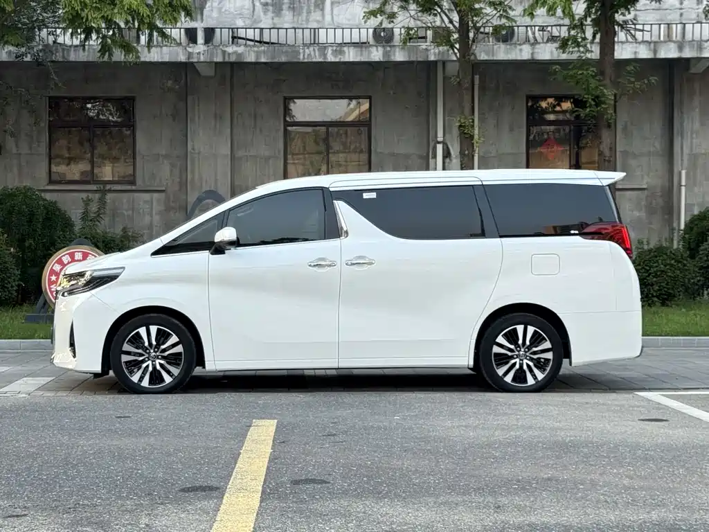 Toyota Alphard — фото 4