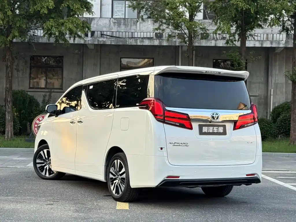 Toyota Alphard — фото 5