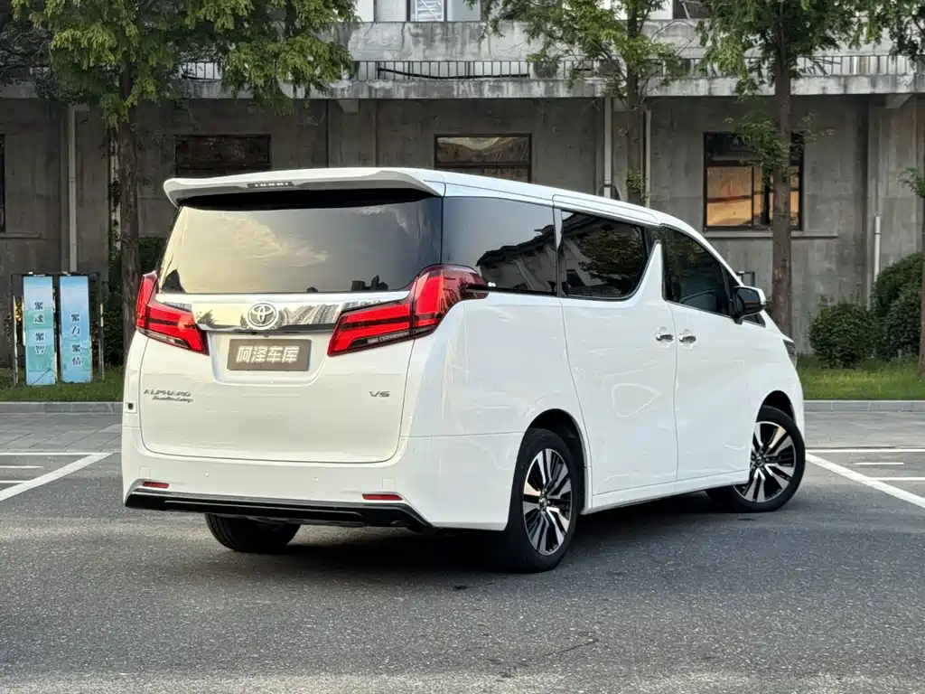 Toyota Alphard — фото 7