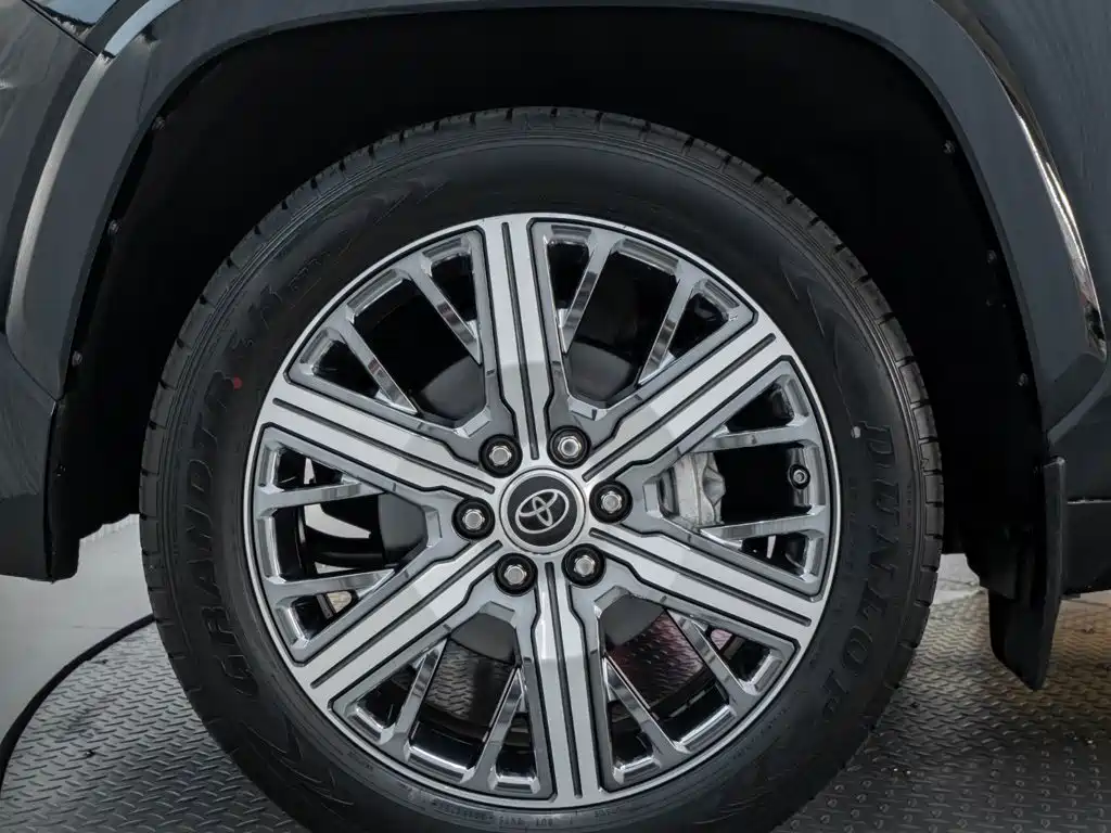 Toyota Sequoia — фото 11