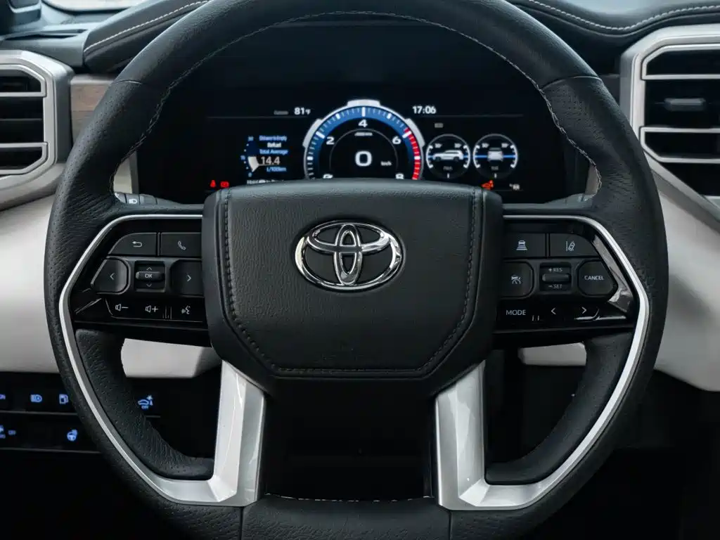 Toyota Sequoia — фото 17