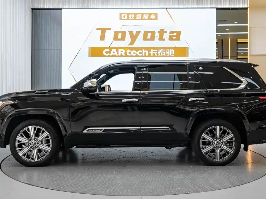 Toyota Sequoia — фото 3