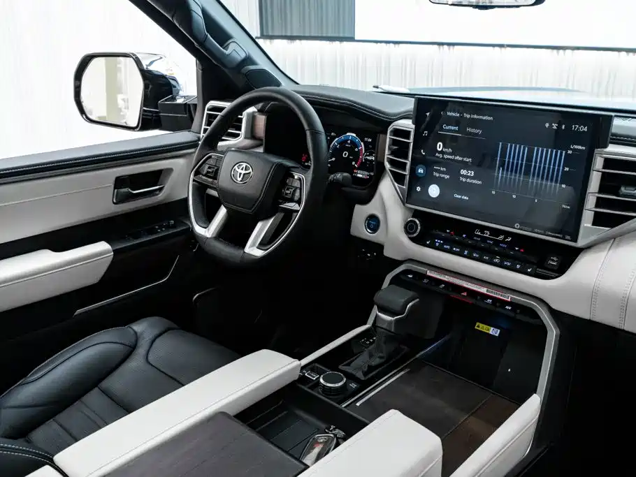 Toyota Sequoia — фото 25