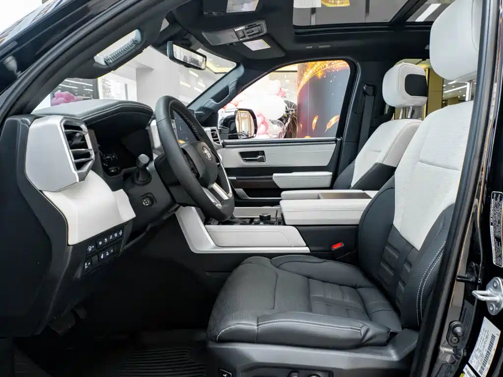 Toyota Sequoia — фото 26