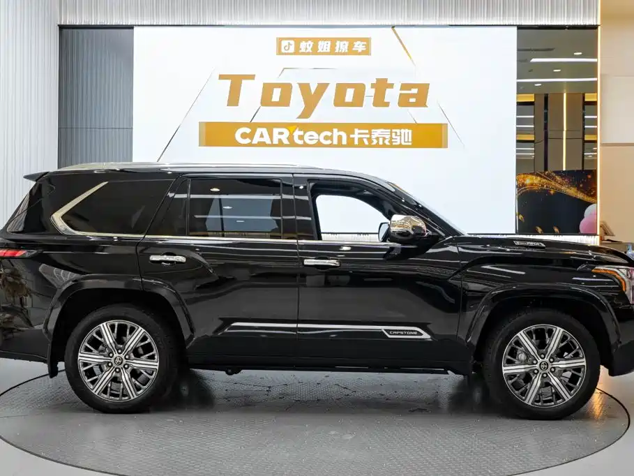 Toyota Sequoia — фото 4