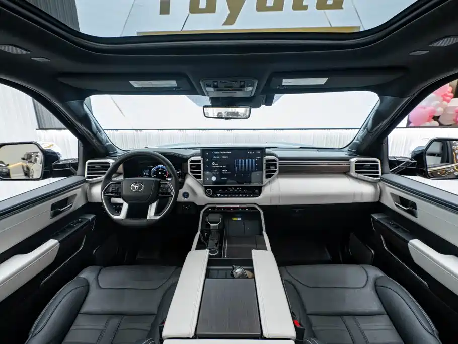 Toyota Sequoia — фото 15