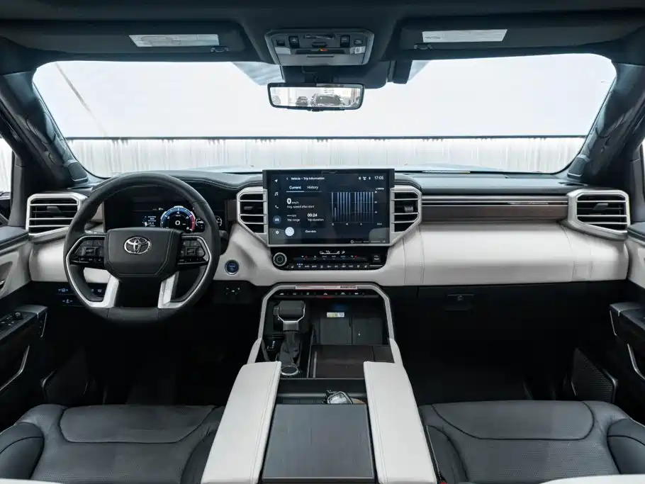 Toyota Sequoia — фото 16