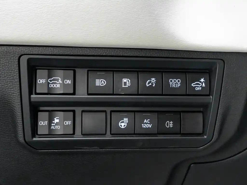 Toyota Sequoia — фото 18
