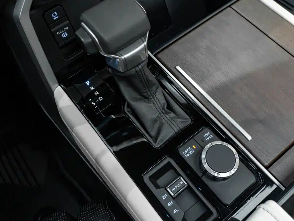 Toyota Sequoia — фото 20