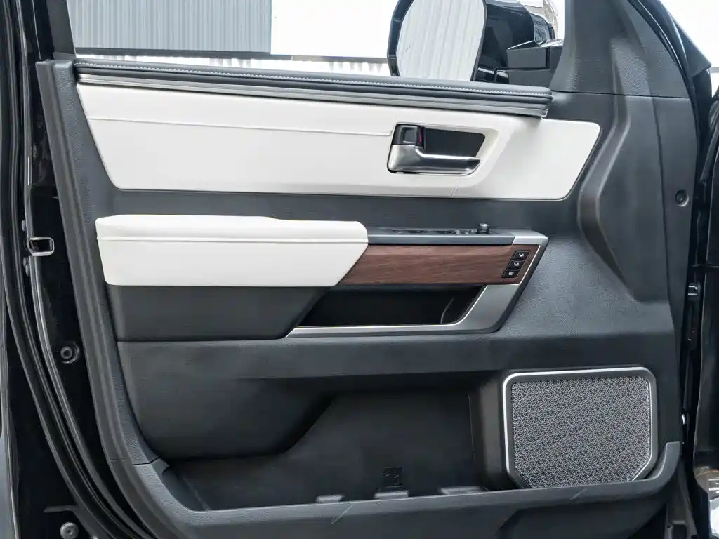 Toyota Sequoia — фото 21