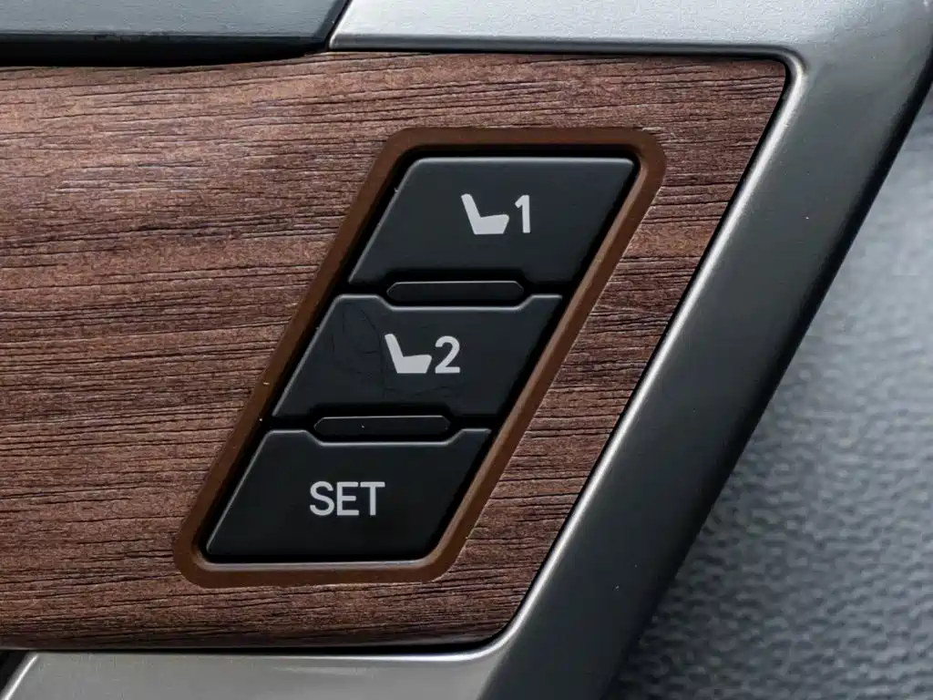 Toyota Sequoia — фото 22