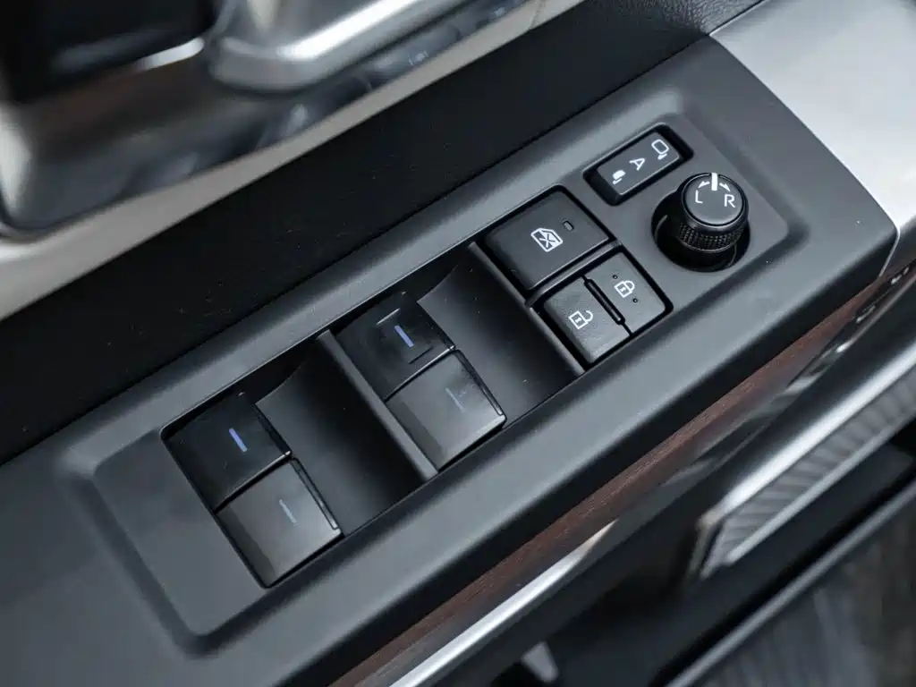 Toyota Sequoia — фото 23