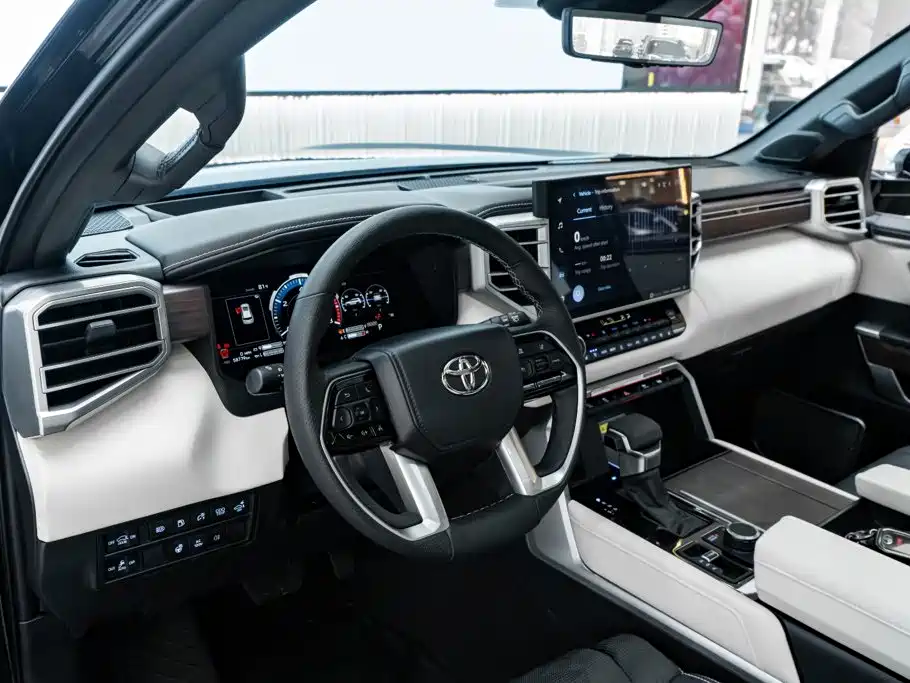 Toyota Sequoia — фото 24