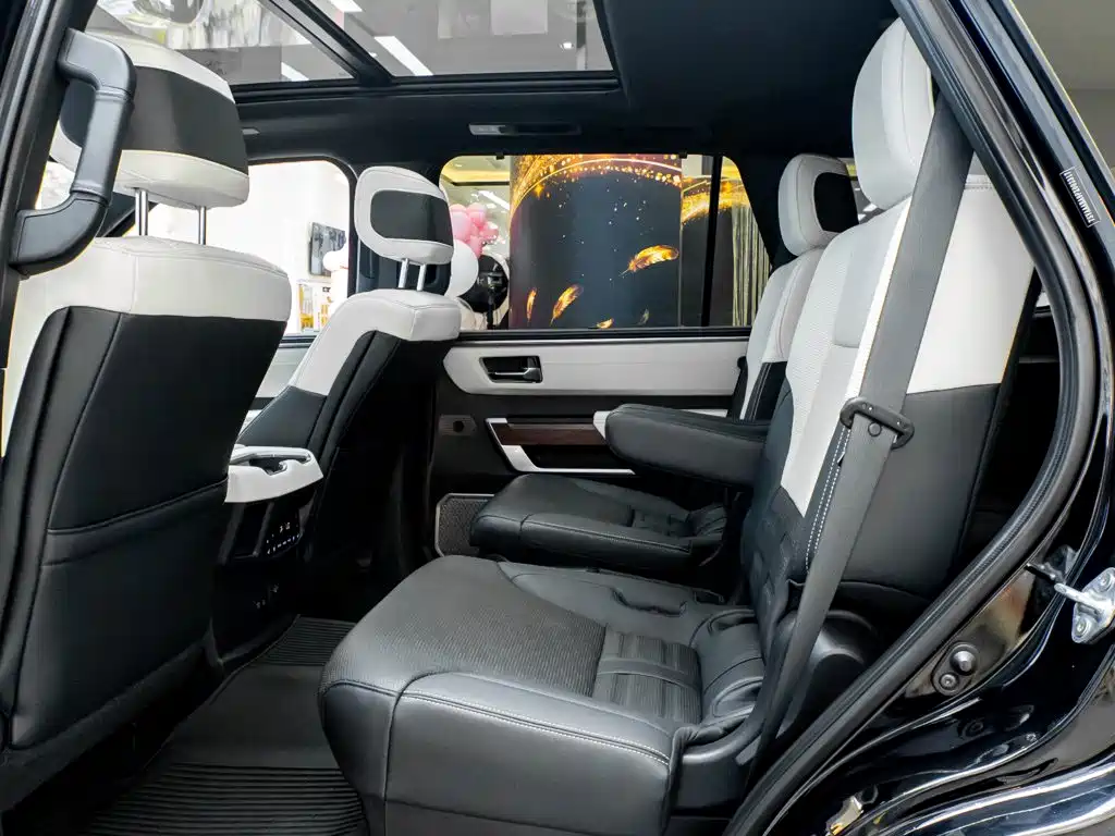 Toyota Sequoia — фото 27