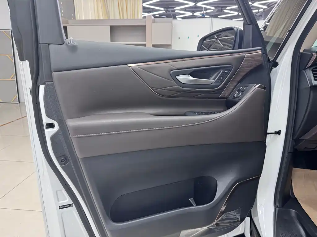 Toyota Alphard — фото 6