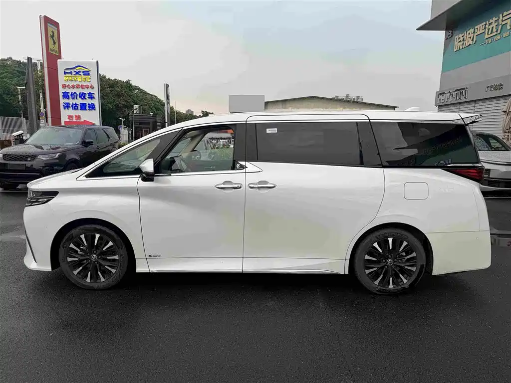 Toyota Alphard — фото 4