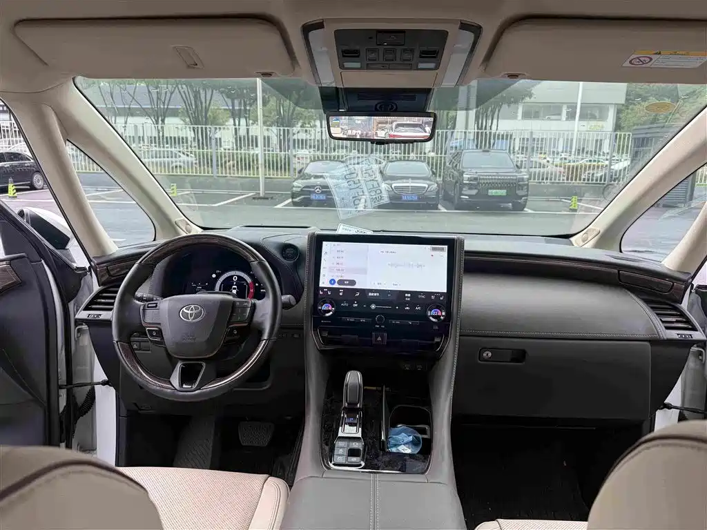 Toyota Alphard — фото 5