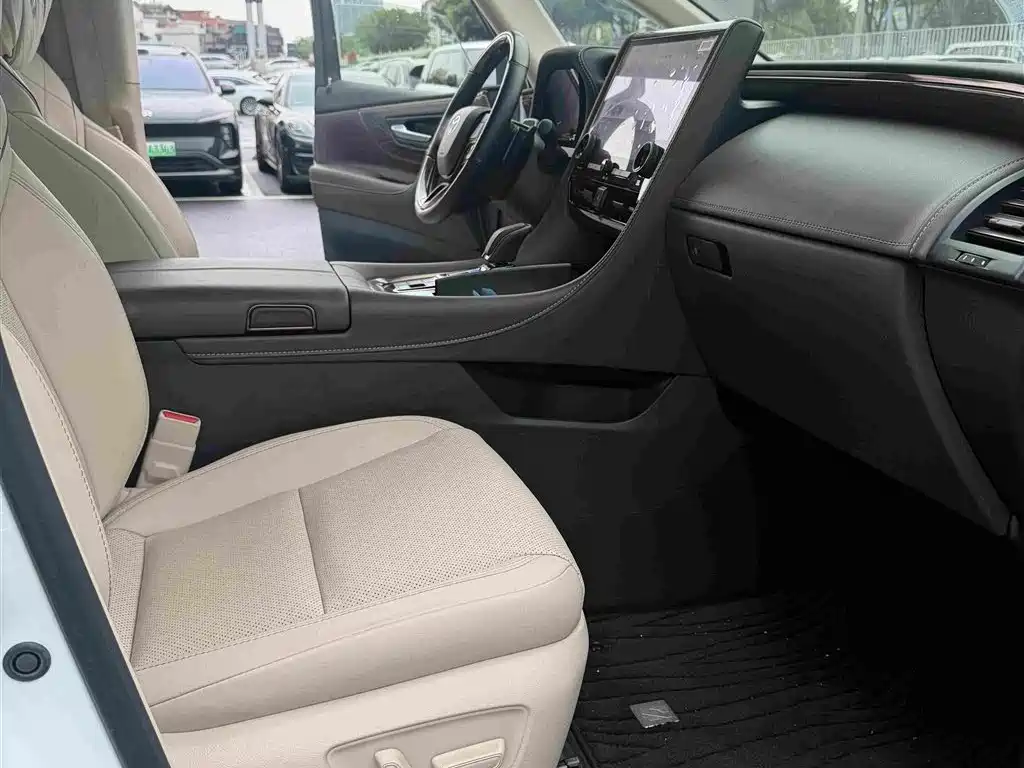 Toyota Alphard — фото 7