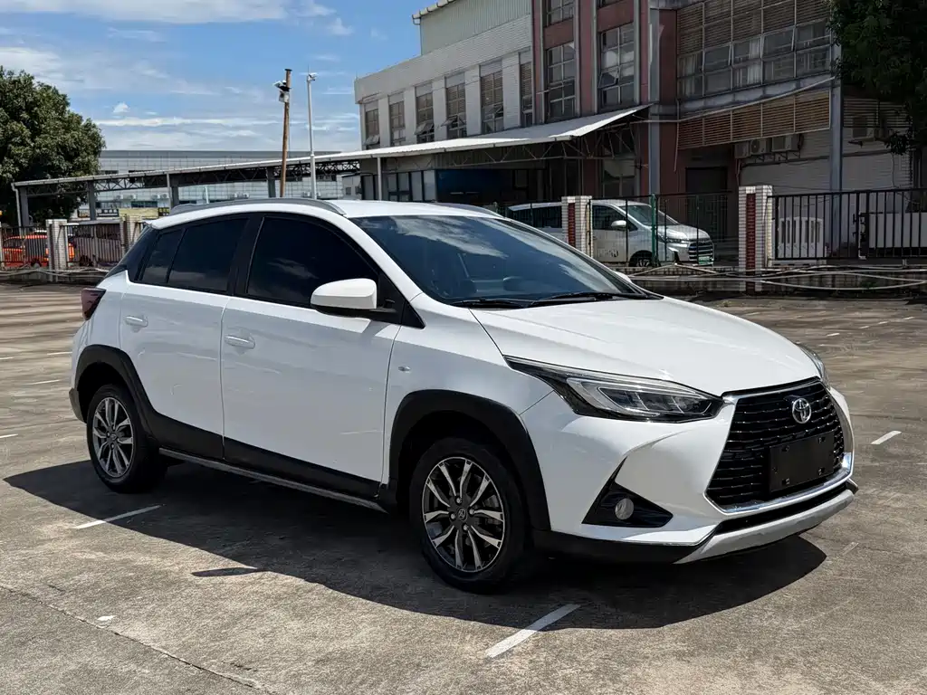 Toyota Yaris L — фото 3