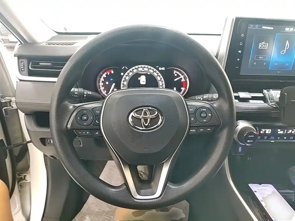 Toyota RAV4 — фото 11