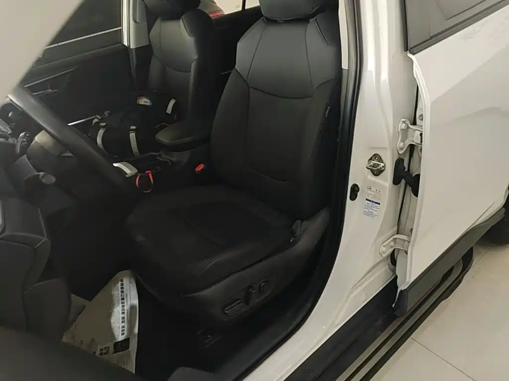 Toyota RAV4 — фото 15
