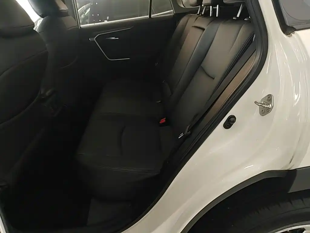 Toyota RAV4 — фото 17