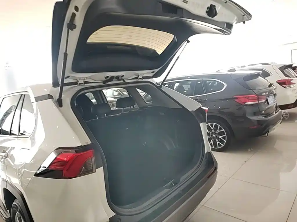 Toyota RAV4 — фото 19